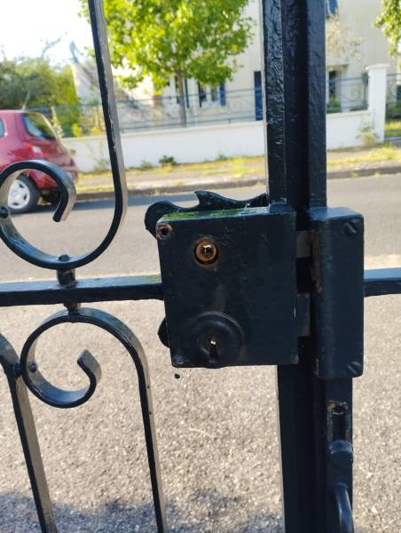 Dépose d'une Ancienne Serrure et Pose d'une Nouvelle sur un Portail à Pessac (33)